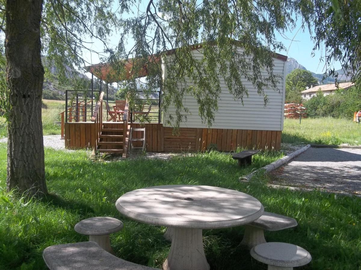 Bungalow Blieux Eksteriør billede